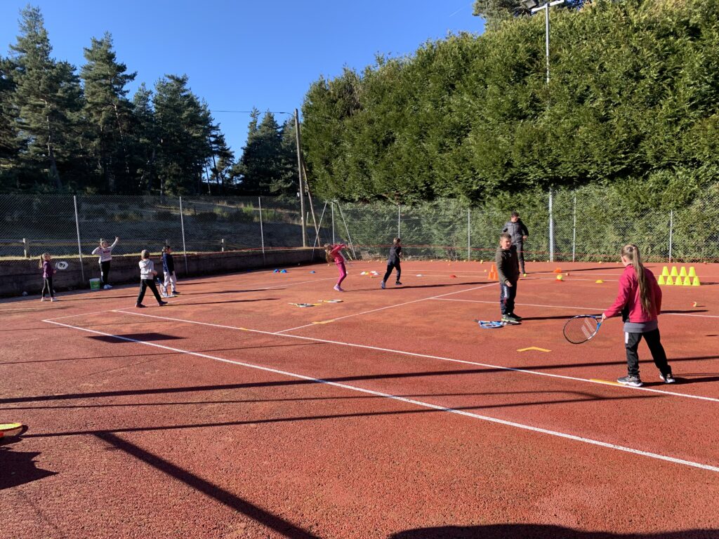 Les élèves de Ste Colombe font du tennis.