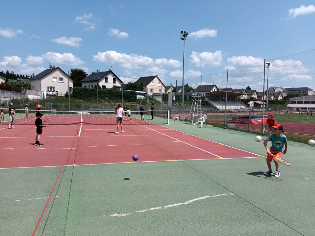 Les élèves de l'école publique J.A. Dalle font du tennis.