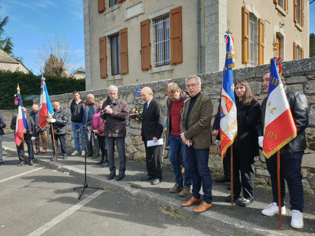 Les élus et les membres de la FNACA devant la plaque commémorant la fin de la guerre d'Algérie à Aumont-Aubrac.