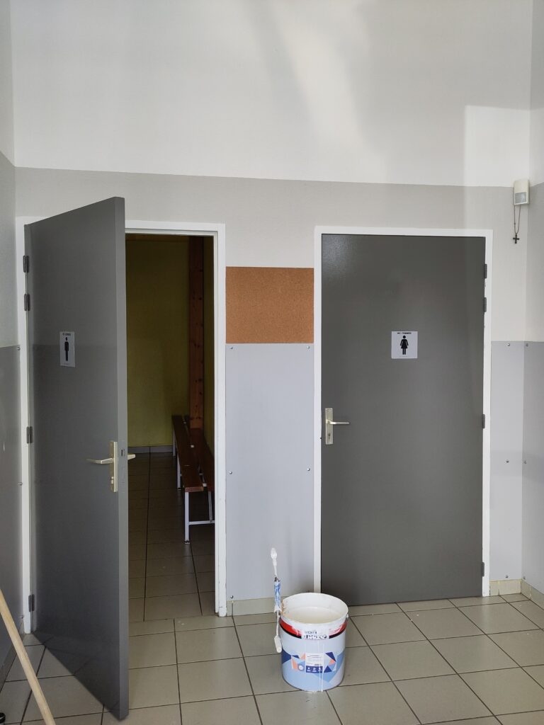 Travaux de peinture à la Maison de la Terre de Peyre d'Aumont-Aubrac - Commune de Peyre en Aubrac en Lozère