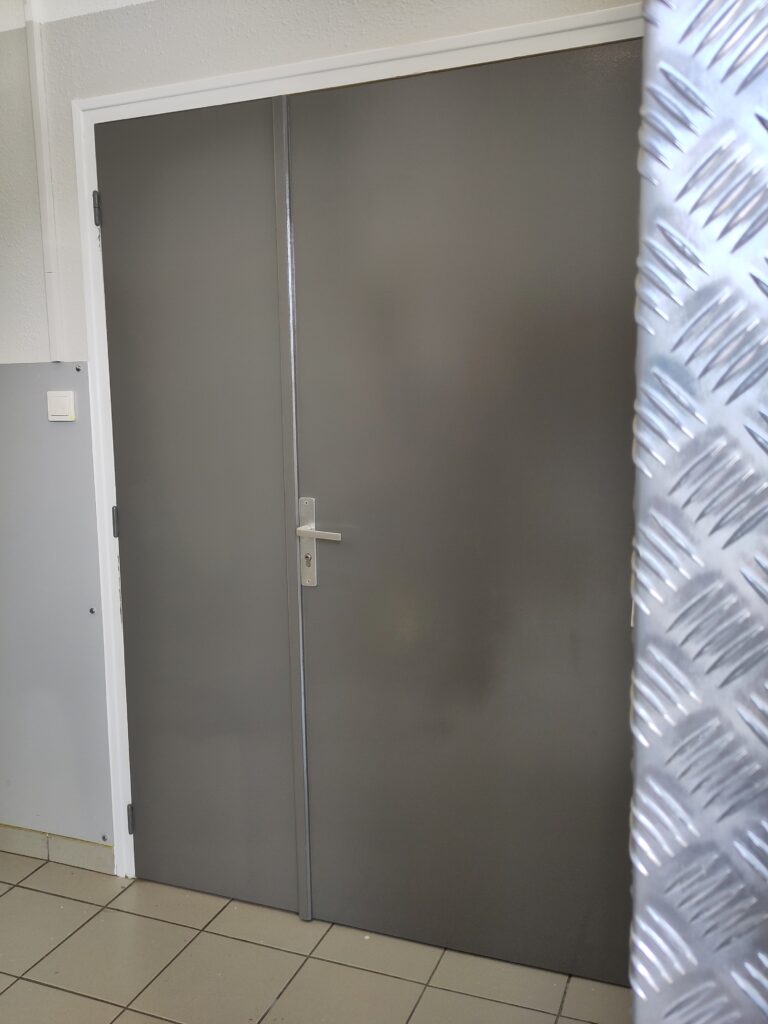 Travaux de peinture à la Maison de la Terre de Peyre d'Aumont-Aubrac - Commune de Peyre en Aubrac en Lozère