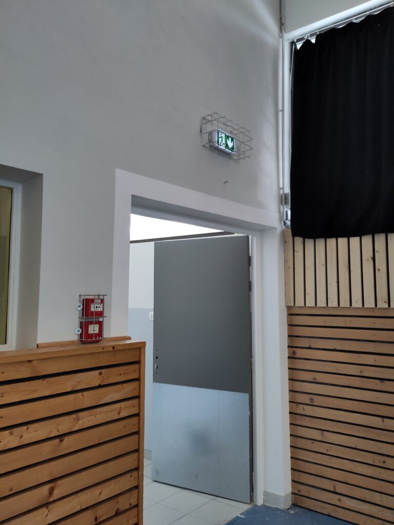 Travaux de peinture à la Maison de la Terre de Peyre d'Aumont-Aubrac - Commune de Peyre en Aubrac en Lozère