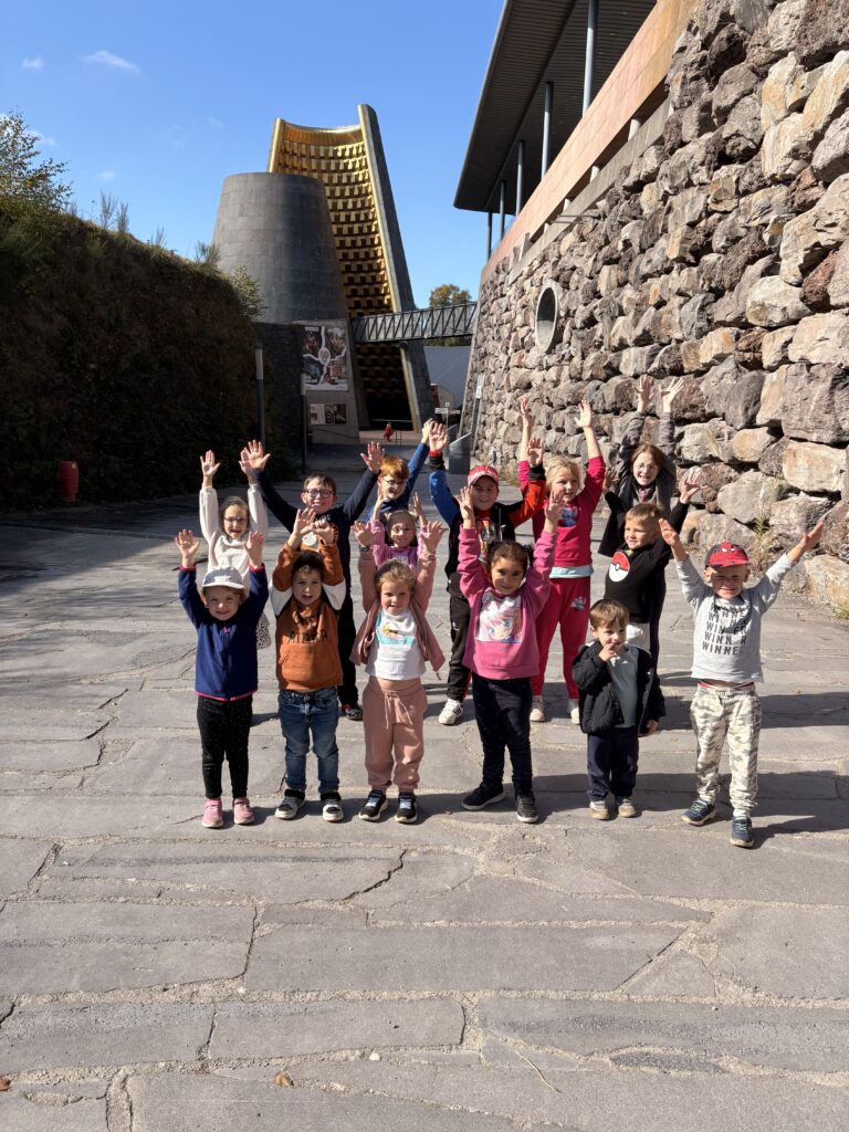 Visite à Vulacania pour les élèves de l'école de Sainte Colombe de Peyre - Commune de Peyre en Aubrac en Lozère