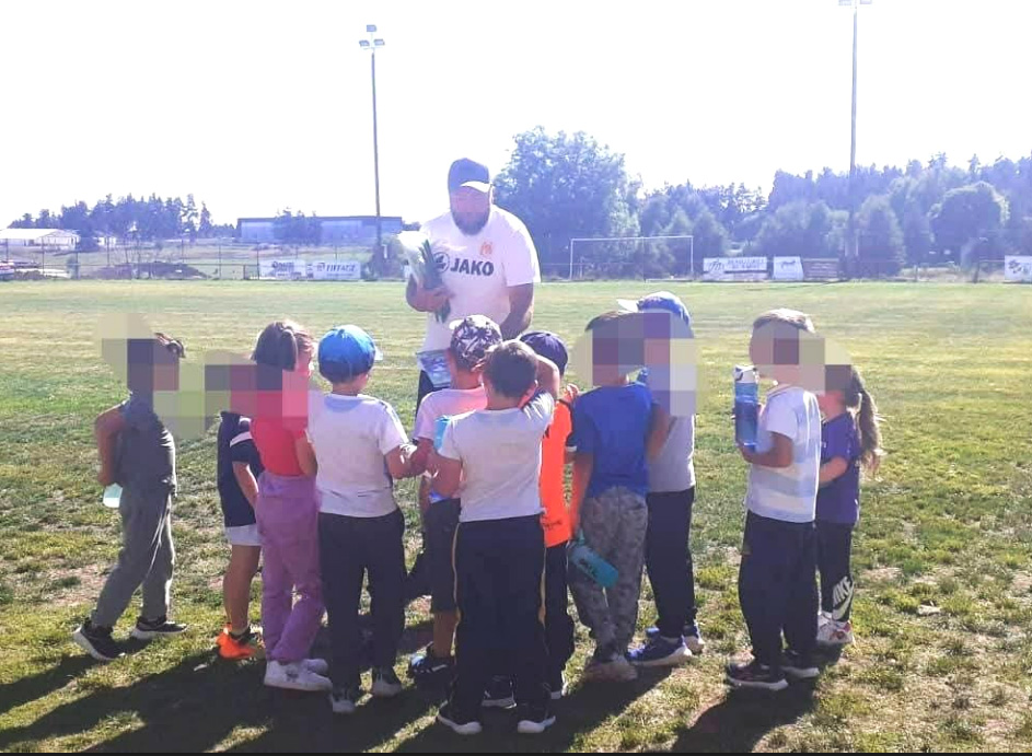 Initiation au football pour les élèves de l'école La Présentation d'Aumont-Aubrac - Commune de Peyre en Aubrac en Lozère