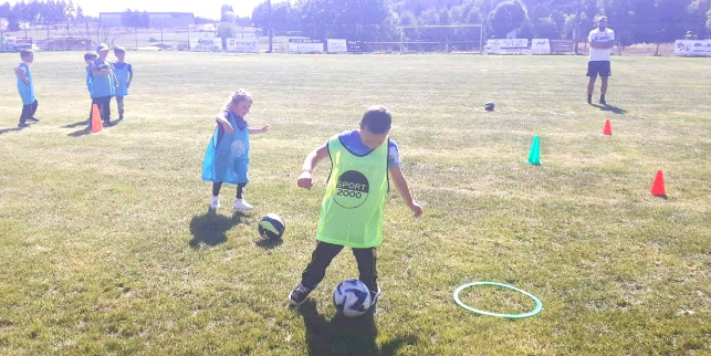 Initiation au football pour les élèves de l'école La Présentation d'Aumont-Aubrac - Commune de Peyre en Aubrac en Lozère
