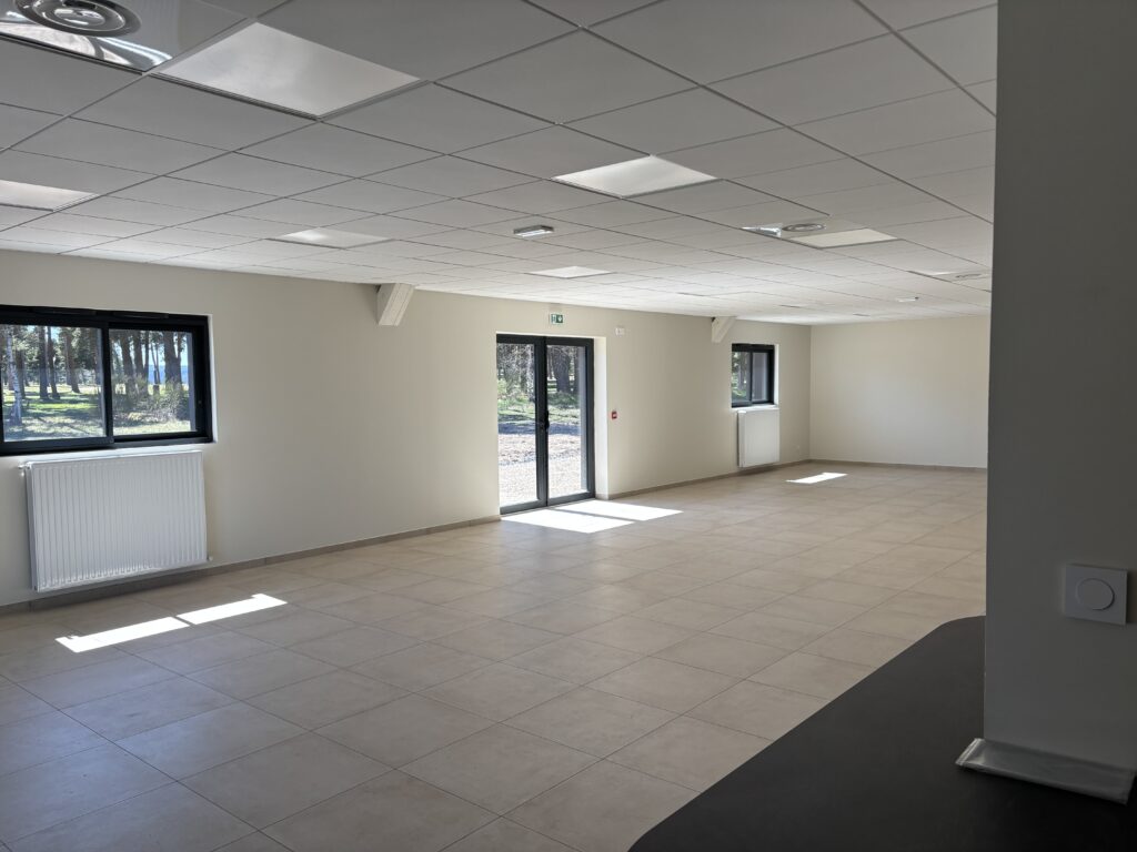 La nouvelle salle de convivialité - Commune de Peyre en Aubrac en Lozère
