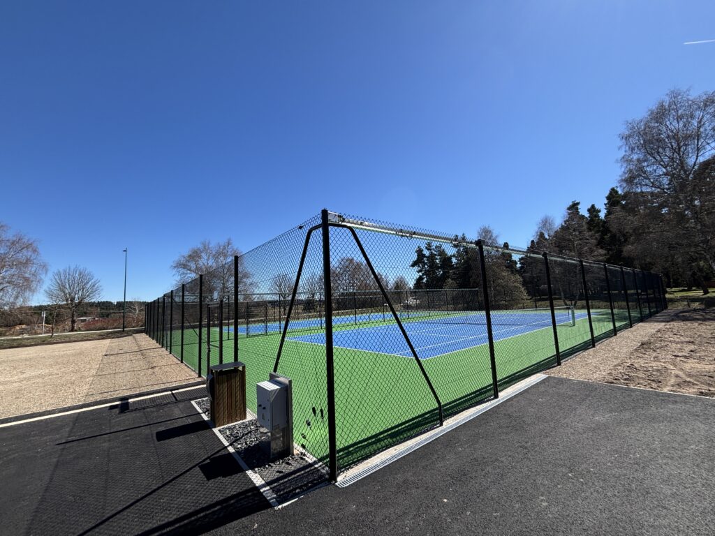 Les 2 courts de tennis extérieurs - Commune de Peyre en Aubrac en Lozère